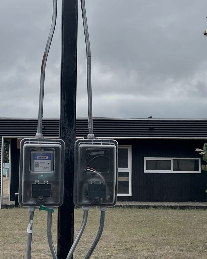 Empalmes y medidores eléctricos instalados en una vivienda