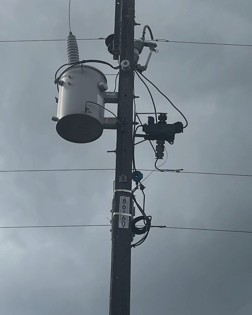 Transformador montado en poste de media tensión